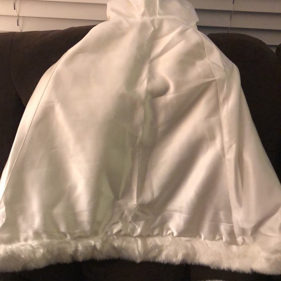 Little Girl White Satin Fur Trimmed Cape and white for muff - Picture 5 of 5
